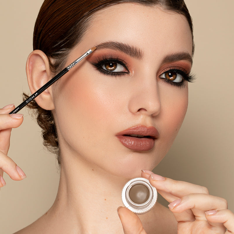 E06 WINGED LINER™ BRUSH WITH BROW POMADE AND MODEL