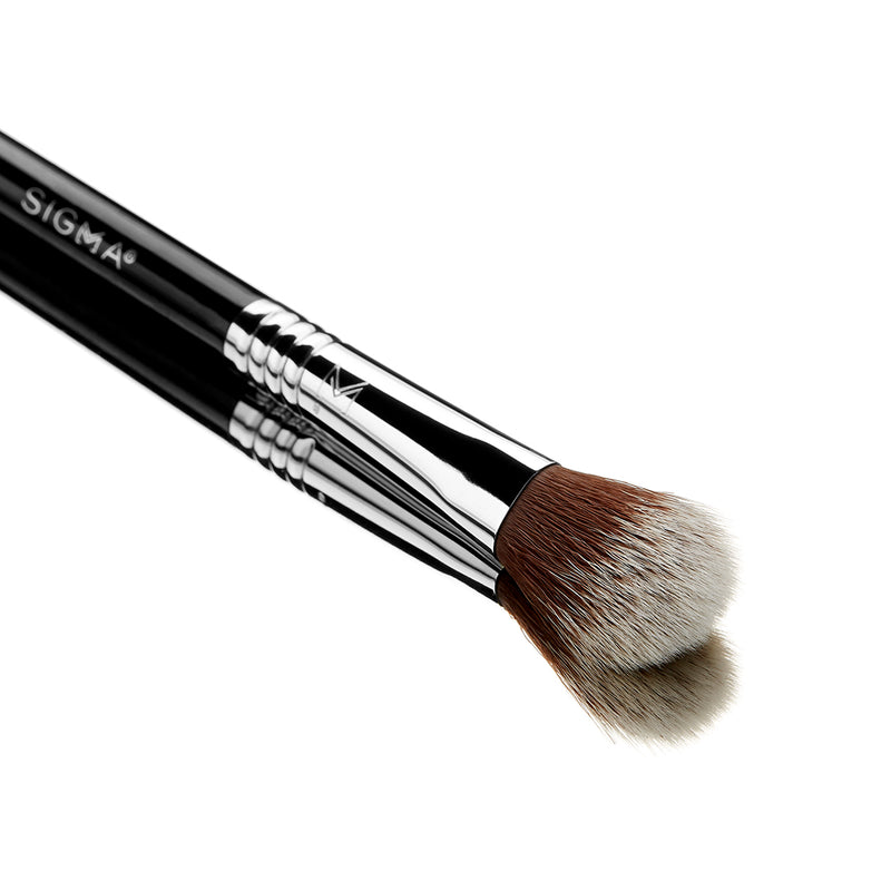 F03 HIGH CHEEKBONE HIGHLIGHTER™ BRUSH