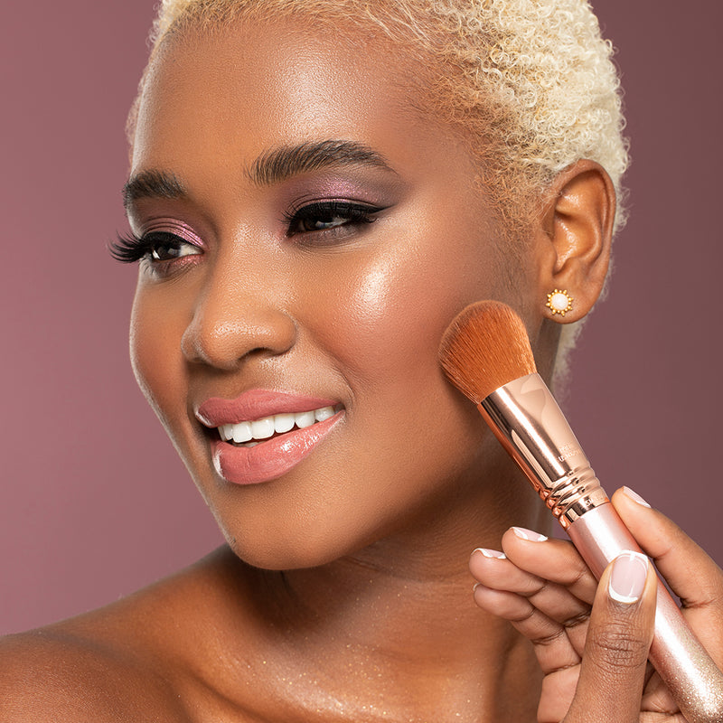 MODERN GLAM BRUSH SET MODEL IMAGE WITH F47 MULTITASKER BRUSH