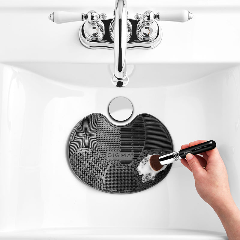 SIGMA SPA® TRAVEL BRUSH CLEANING MAT